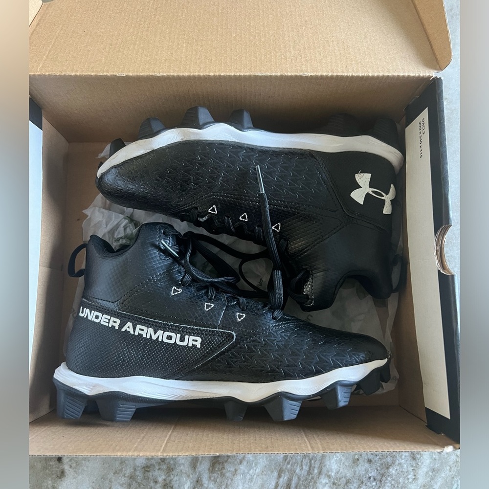 Boys size 5 Under Armour Football cleats (new with box)